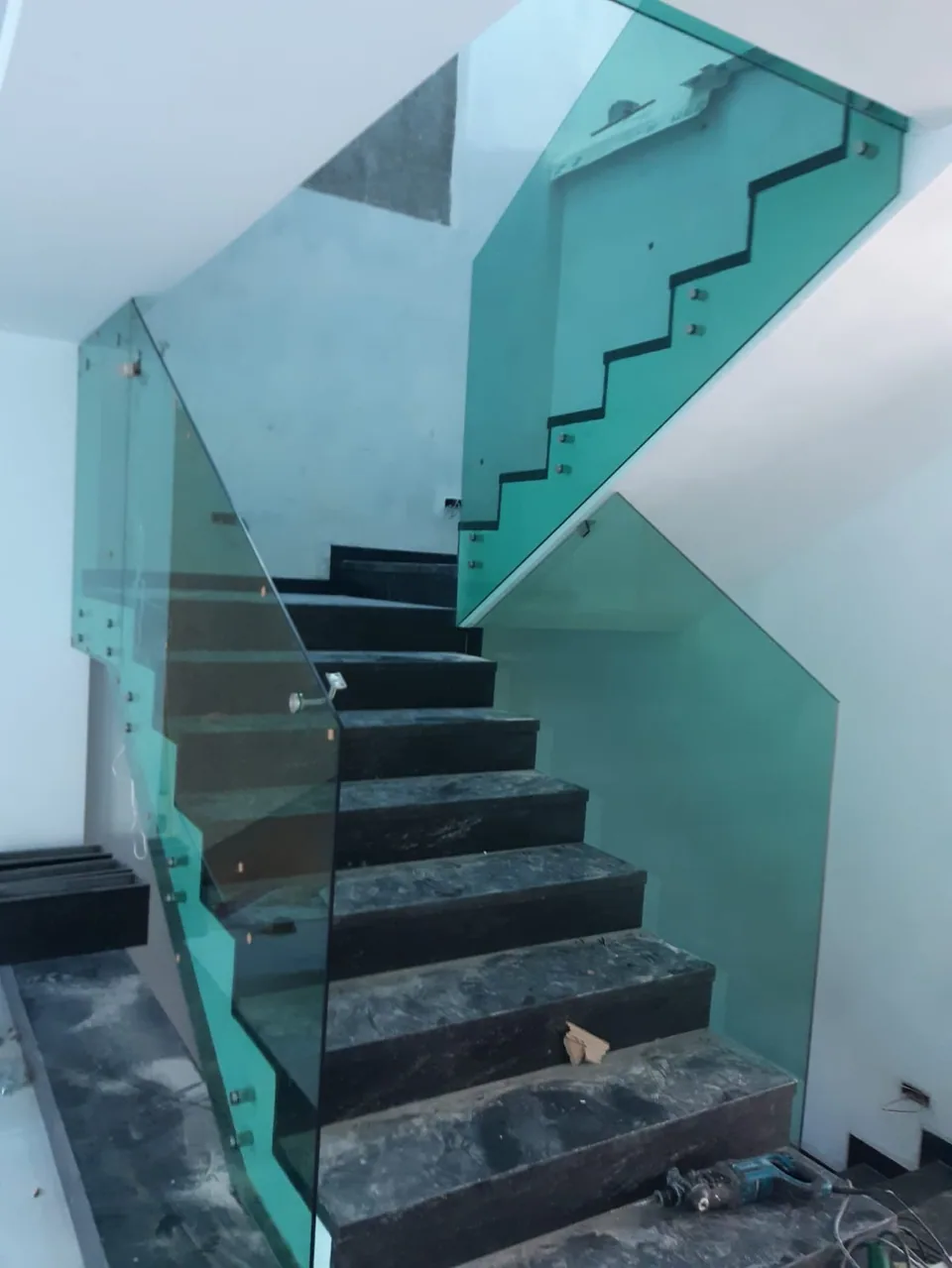 Ventanería integral de aluminio y cristal en fachada de casa de piedra