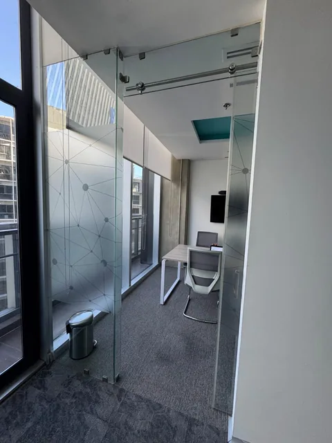 Cancel de cristal para oficina con vinilo decorativo y puerta corrediza