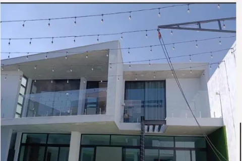 Casa moderna con alberca, ventanales de piso a techo y barandal de cristal