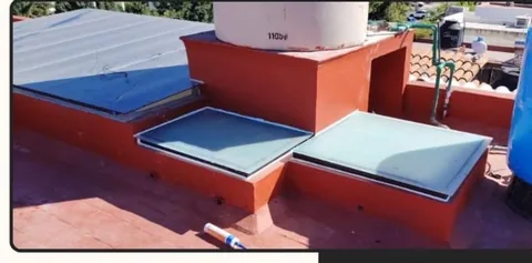 Dos domos de cristal templado instalados en la azotea de una vivienda
