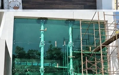 Fachada de edificio con cristal en reparación
