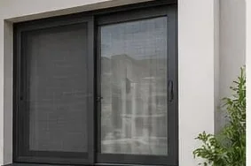 Ventana de aluminio con mosquitero instalado