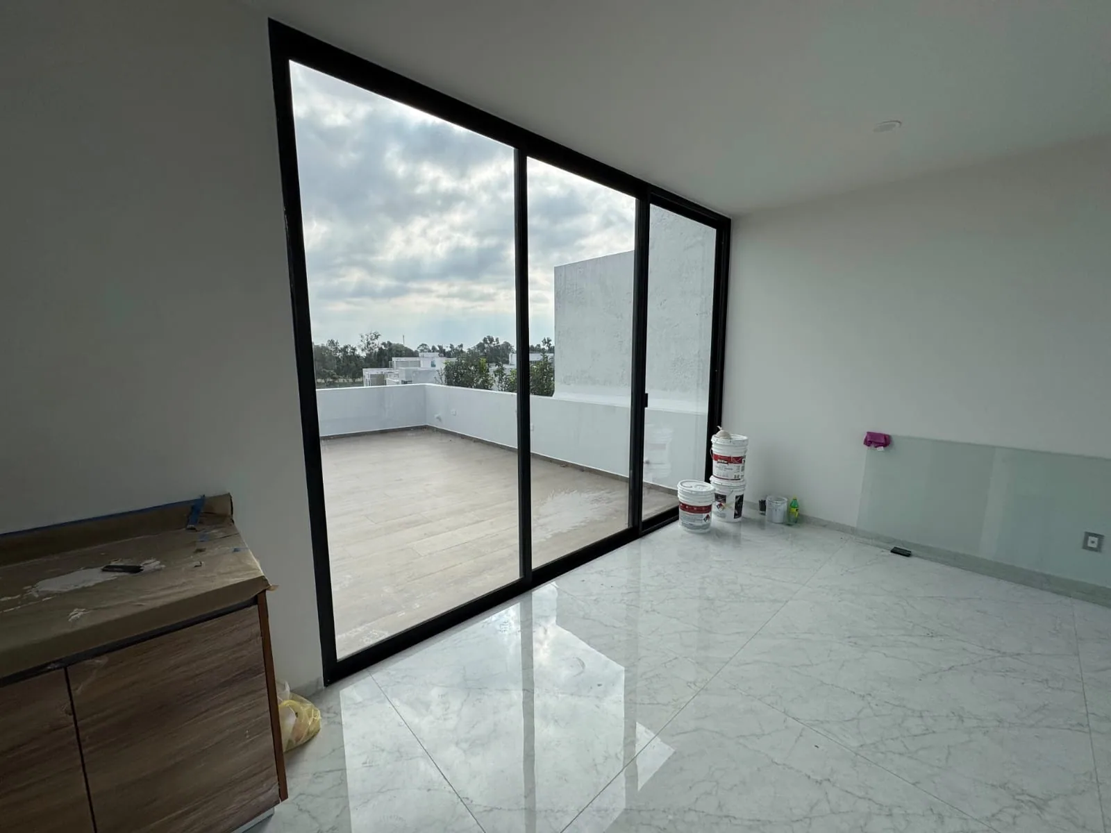 Puertas corredizas de aluminio de piso a techo abiertas a una terraza