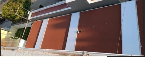 Techo inclinado con panel y franjas de cristal