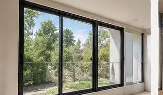Ventana corrediza de aluminio con vista a un jardín
